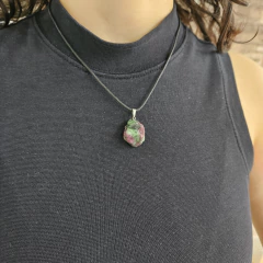 Dije de Zoisita con Rubi- en bruto- mediano- acero - Piedras en Córdoba