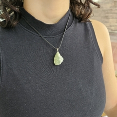 Dije de Jade Verde- en bruto- mediano- acero - tienda online