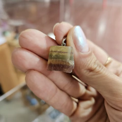 Dije de Fluorita Arco iris - en bruto- mediano- acero