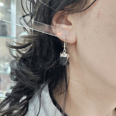 Par de aros de Turmalina Negra con baño de plata y anzuelo de plata