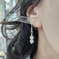 Par de aros de bolitas de 6mm de Cuarzo Rosa y anzuelo de plata