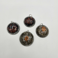 Dije de orgón con piedras naturales forma circular