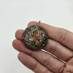 Dije de orgón con piedras naturales forma circular - comprar online