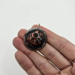 Dije de orgón con piedras naturales forma circular en internet