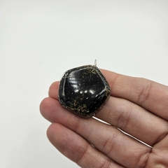 Dije de orgón con turmalina negra de forma hexagonal - comprar online