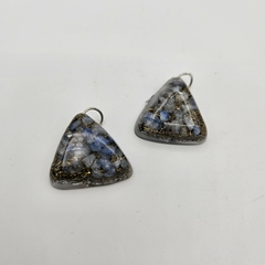 Dije de orgón con cuarzo azul de forma triangular