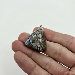 Dije de orgón con cuarzo azul de forma triangular - comprar online