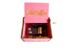 Caja Musical Sailor Moon Luz Luna Serena Madera Grabada - comprar online