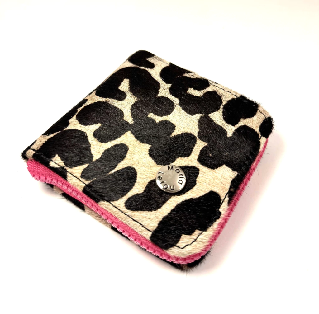 Billetera Marion pelo print blanco combinada con fucsia edicion limitad