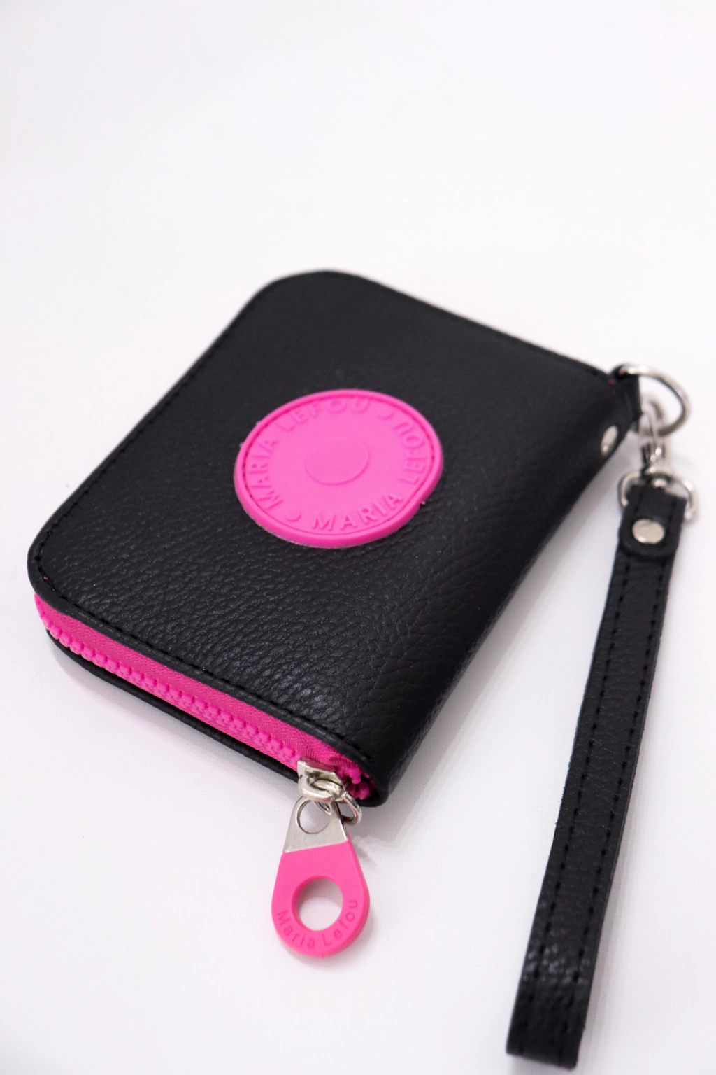 billetera olivia negra con fucsia logo redondo