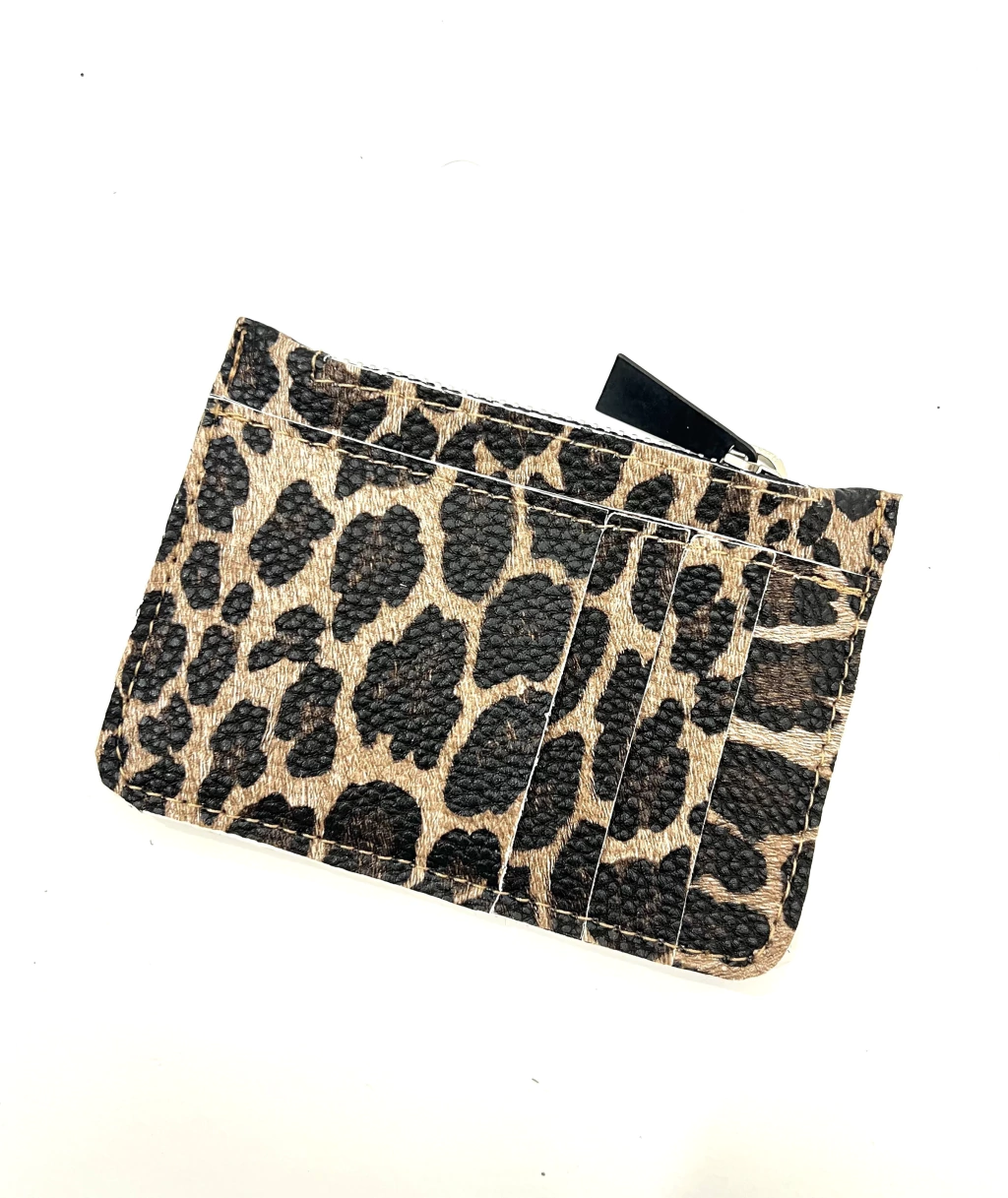tarjetero animal print oscuro