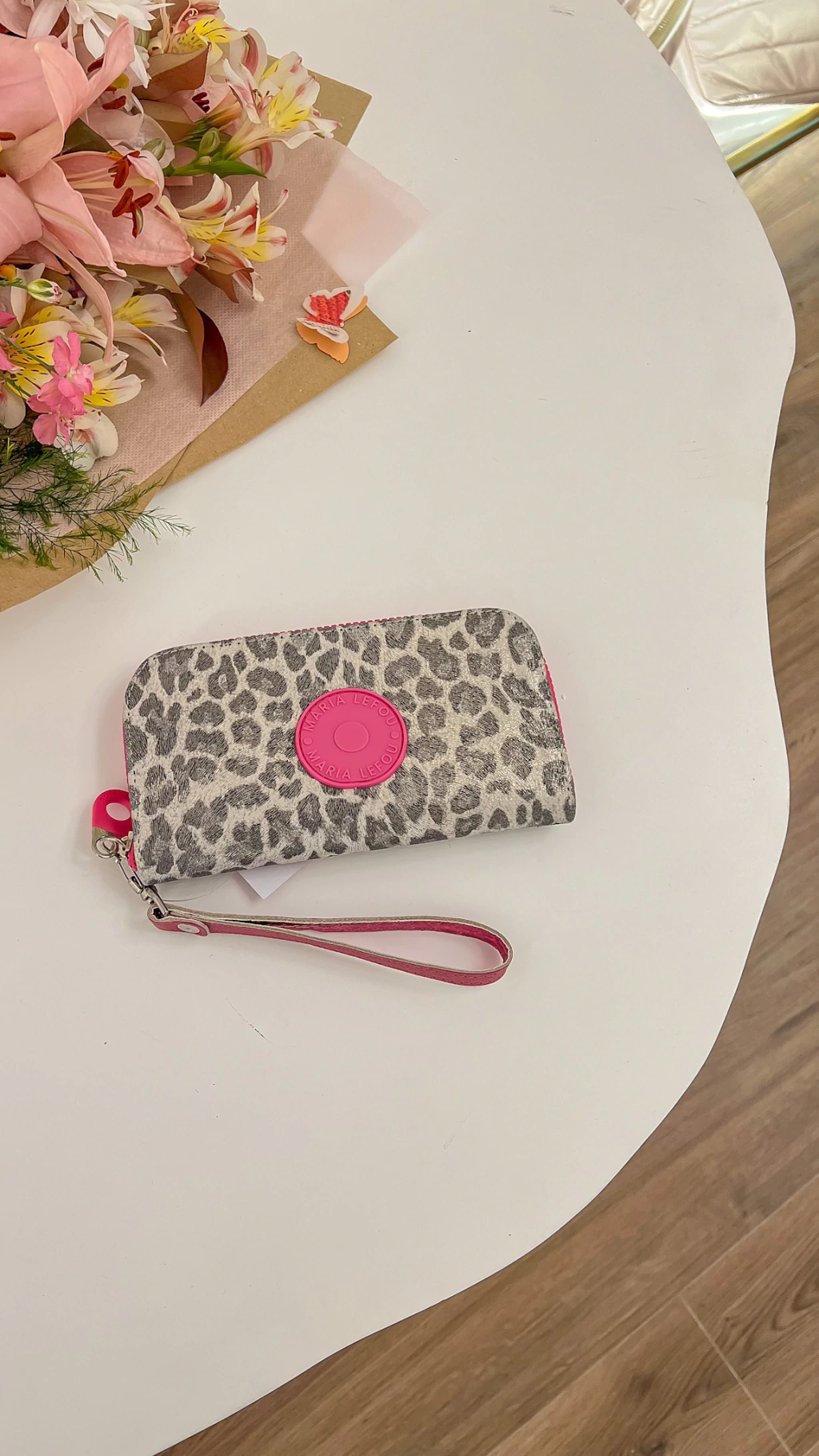 billetera Nicolle animal print gris con fucsia