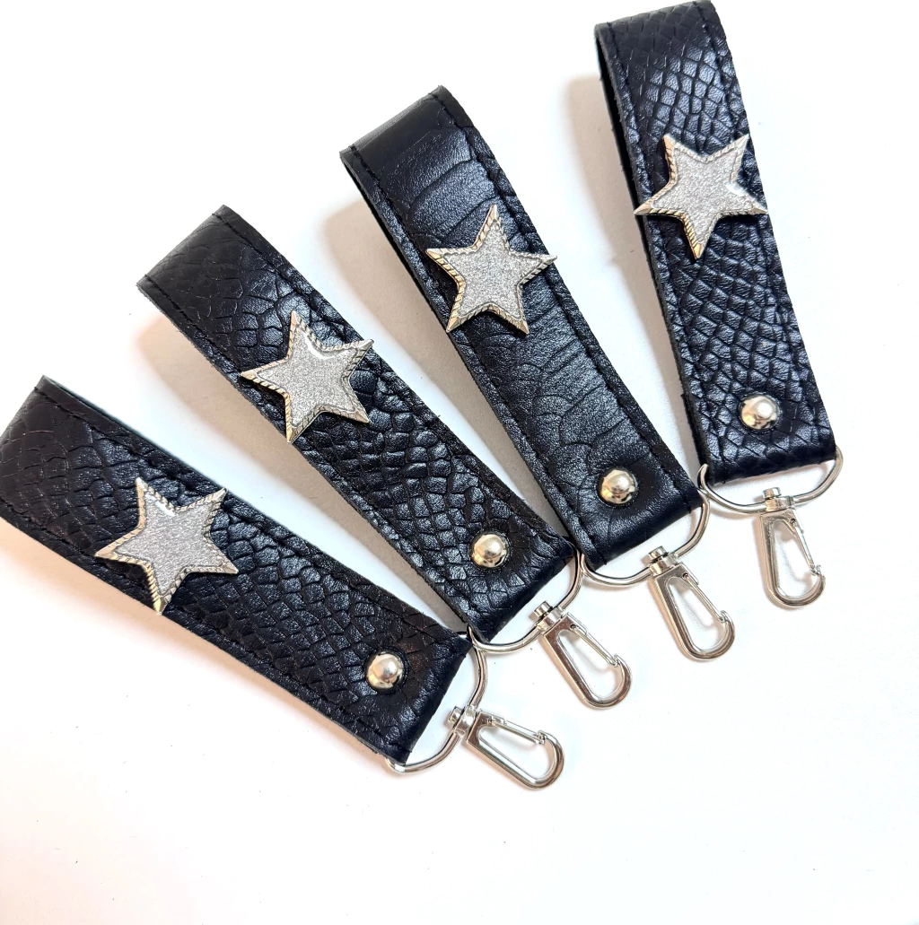 llavero matilda negro aplique estrella plata
