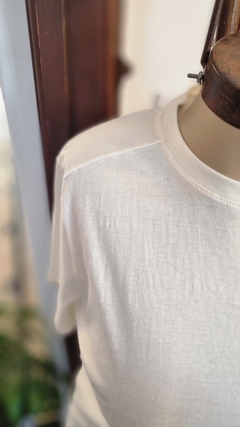 Remera Tajos - Casa Blanca Showroom