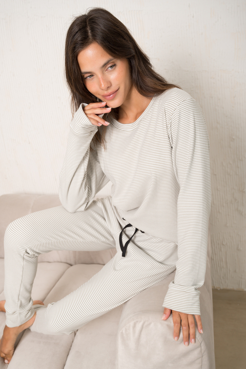 Pijama rayado beige