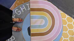 ALFOMBRA TEJIDA REDONDA ABC GRIS - Anidando Deco