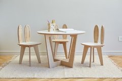 Mesa para niños con base en forma de cruz
