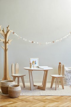 Mesa para niños con base en forma de cruz