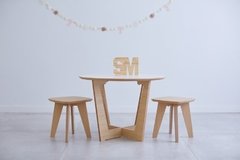 Mesa para niños con base en forma de cruz