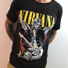 Remera entallada Kurt Alas en internet