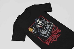 Remera Scary Movies and Chill - Tienda Road House Clothing
