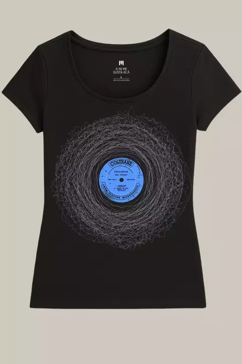 Remera negra de mujer con diseño central de disco de vinilo azul y patrón circular gris, con texto relacionado a John Coltrane