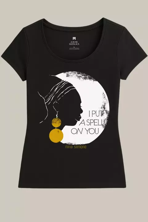Remera negra para mujer con diseño de silueta femenina y texto "I put a spell on you" de Nina Simone