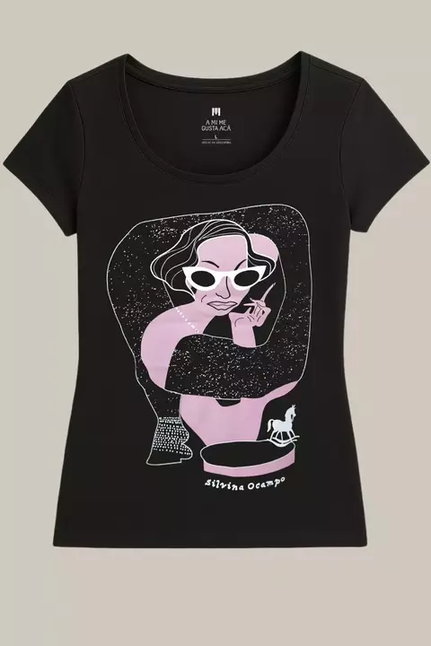 Remera negra para mujer con ilustración artística en tonos rosa y blanco de Silvina Ocampo con gafas de sol y un pequeño caballo de juguete