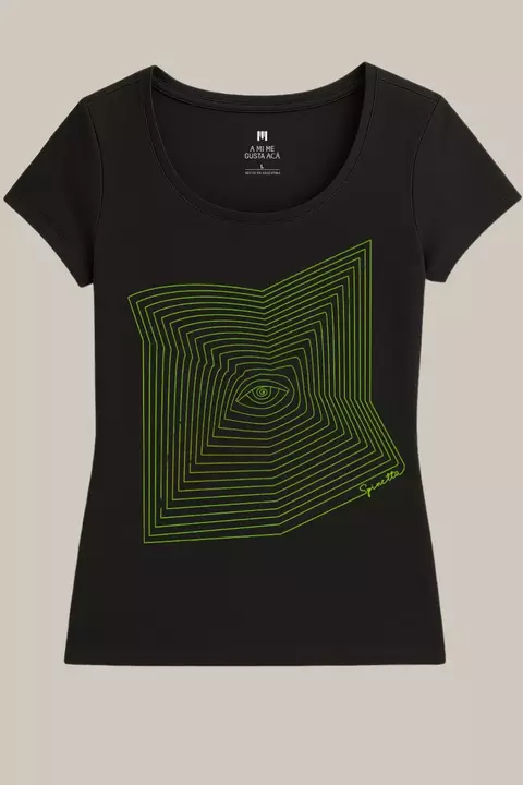 Remera negra de mujer con diseño geométrico verde y firma Spinetta en el frente