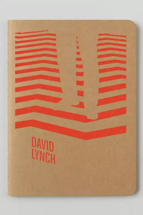 Cuaderno Kraft tamaño A5 con diseño inspirado en David Lynch, con líneas rojas y su nombre en la tapa