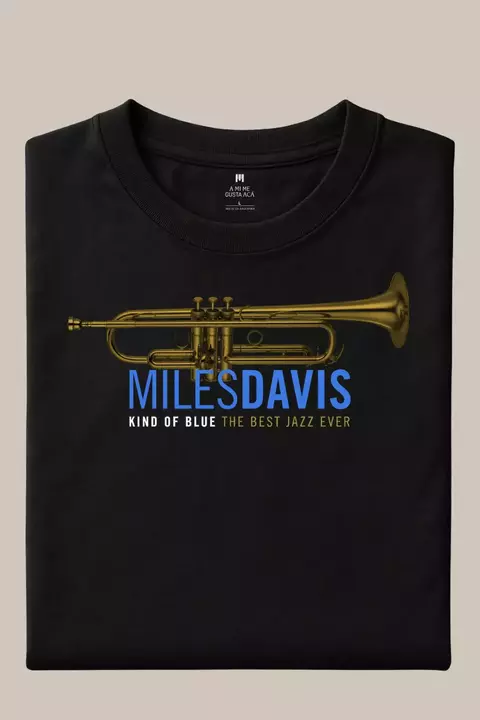 Remera negra con diseño de trompeta dorada y texto "Miles Davis Kind of Blue The Best Jazz Ever"