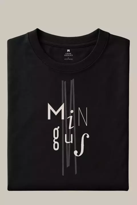Remera negra doblada con diseño tipográfico vertical que dice Charles Mingus