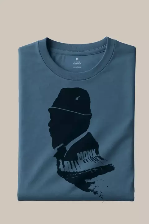 Remera azul aero con diseño en negro de la silueta de Thelonious Monk y teclas de piano integradas