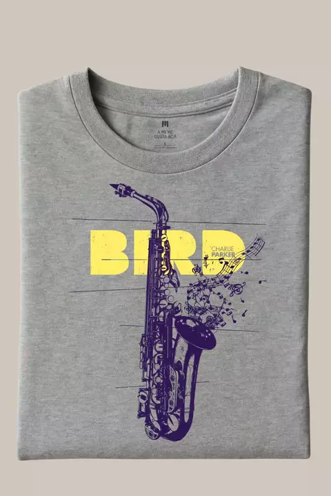 Remera gris melange con diseño de saxofón y texto BIRD Charlie Parker en amarillo y azul