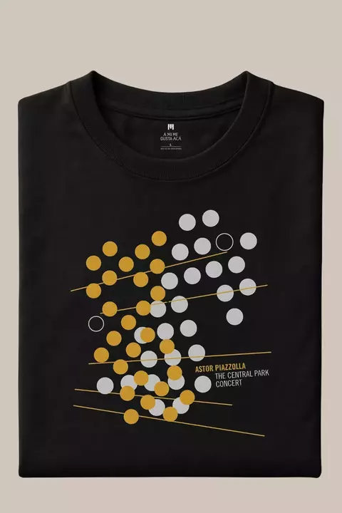 Remera negra con diseño gráfico de círculos amarillos y blancos y texto "Astor Piazzolla The Central Park Concert"