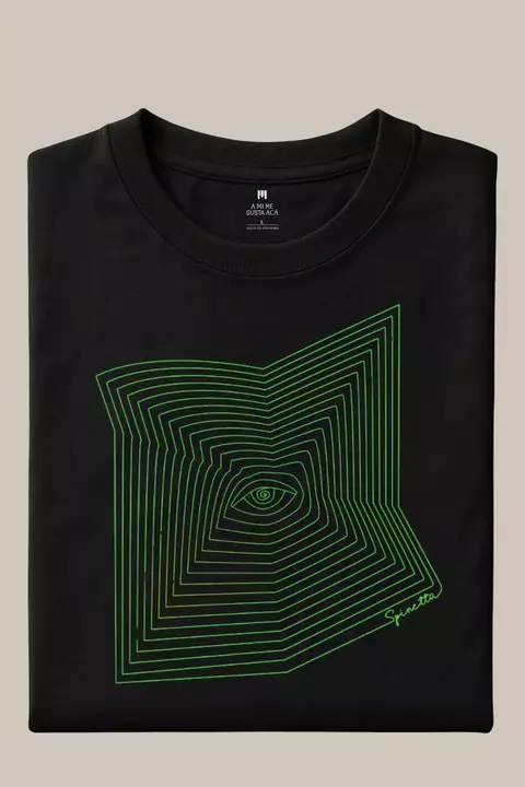 Remera negra con diseño geométrico verde y ojo en el centro, firma Spinetta en la esquina inferior derecha