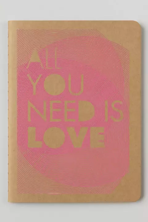 Cuaderno tamaño A5 con cubierta kraft y diseño rosa que dice "All you need is love".