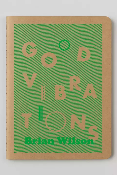 Cuaderno kraft tamaño A5 con diseño verde y letras que forman la palabra "Good Vibrations" y el nombre Brian Wilson