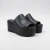 Plataforma de cuero color negro. Modelo Alaia de Las Boleras.