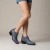Botineta baja de cuero con elásticos color azul. Modelo Brun de Las Boleras.