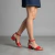 Sandalias de cuero bajas con pulsera color rojo. Modelo Camilo de Las Boleras.