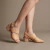 Sandalias de cuero color salmón. Modelo Cazzu de Las Boleras.