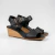 Sandalia de cuero con taco chino de madera natural color negro. Modelo Creta de Las Boleras.