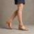 Sandalia de cuero con taco chino de madera natural color suela. Modelo Creta de Las Boleras.