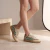 Zapatillas de cuero color nude con animal print modelo Gary de Las Boleras.