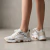 Zapatillas de cuero combinadas en blanco y platino. Modelo Geny de Las Boleras.