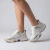Zapatillas de cuero combinadas en blanco y platino. Modelo Geny de Las Boleras.