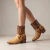 Bota modelo Greta color suela con arabescos de Las Boleras.