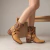 Bota modelo Greta color suela con arabescos de Las Boleras.