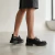 Mocasín de charol con plataforma color negro. Modelo Jess de Las Boleras.
